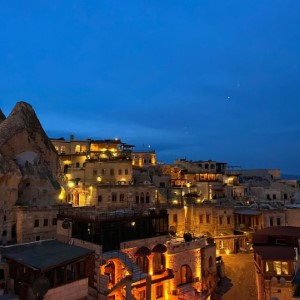 L'église sombre ("Dark Church", "Karanlık Kilise") est l'église rupestre la plus célèbre de Cappadoce.  Elle se trouve à l'intérieur du musée en plein air de Göreme et témoigne de la présence chrétienne au milieu du XIe siècle. Après de nombreuses allées et venues - et bien des péripéties - les peintures ont été restaurées dans les annees 1980. #turkey #cappadocia #göreme